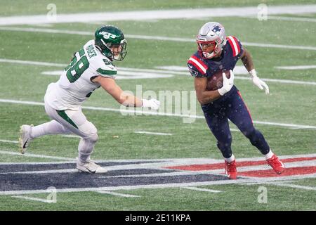 Foxborough, États-Unis. 03ème janvier 2021. Jakobi Meyers, grand receveur des Patriots de la Nouvelle-Angleterre (16), est chassé par New York Jets linebacker Bryce Hager (58) lors d'une réception au quatrième trimestre au stade Gillette à Foxborough, Massachusetts, le dimanche 3 janvier 2021. Les Patriots ont vaincu les Jets 28-14. Photo par Matthew Healey/UPI crédit: UPI/Alay Live News Banque D'Images