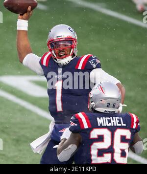 Foxborough, États-Unis. 03ème janvier 2021. Le quarterback des Patriots de la Nouvelle-Angleterre Cam Newton (1) fête avec Sony Michel (26) après que les deux ont été connectés lors d'un touchdown de 31 mètres au quatrième trimestre contre les Jets de New York au stade Gillette de Foxborough, Massachusetts, le dimanche 3 janvier 2021. Les Patriots ont vaincu les Jets 28-14. Photo par Matthew Healey/UPI crédit: UPI/Alay Live News Banque D'Images