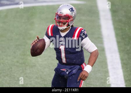 Foxborough, États-Unis. 03ème janvier 2021. Le quarterback des New England Patriots Cam Newton (1) célèbre après avoir été en contact avec Sony Michel (non représenté) lors d'une réception de 31 mètres au quatrième trimestre contre les New York Jets au stade Gillette de Foxborough, Massachusetts, le dimanche 3 janvier 2021. Les Patriots ont vaincu les Jets 28-14. Photo par Matthew Healey/UPI crédit: UPI/Alay Live News Banque D'Images