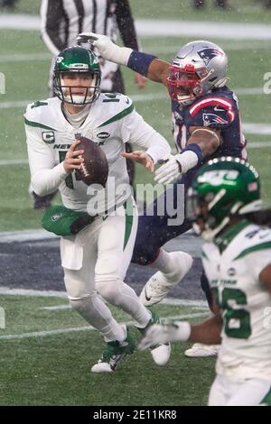 Foxborough, États-Unis. 03ème janvier 2021. Le quarterback des New York Jets Sam Darnold (14) est mis sous pression par le joueur de défense des Patriots de la Nouvelle-Angleterre Carl Davis (98) sur un col dans le quatrième trimestre au stade Gillette à Foxborough, Massachusetts, le dimanche 3 janvier 2021. Les Patriots ont vaincu les Jets 28-14. Photo par Matthew Healey/UPI crédit: UPI/Alay Live News Banque D'Images