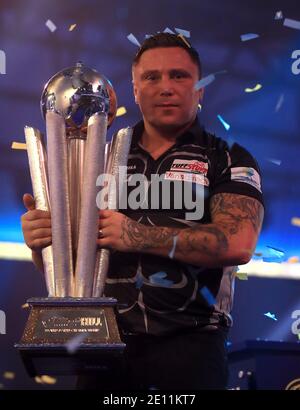 Gerwyn Price pose avec le trophée après avoir remporté le William Hill World Darts Championship à Alexandra Palace, Londres. Banque D'Images