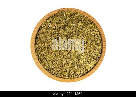 yerba mate dans un bol en bois isolé sur fond blanc. Banque D'Images