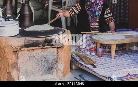 Une paysanne qui prépare des crêpes au cheddar Turquie Banque D'Images