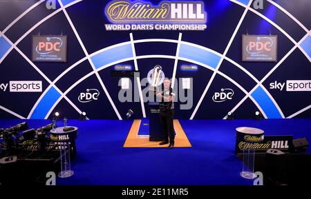 Gerwyn Price pose avec le trophée après avoir remporté le William Hill World Darts Championship à Alexandra Palace, Londres. Banque D'Images