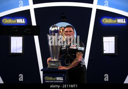 Gerwyn Price pose avec le trophée après avoir remporté le William Hill World Darts Championship à Alexandra Palace, Londres. Banque D'Images