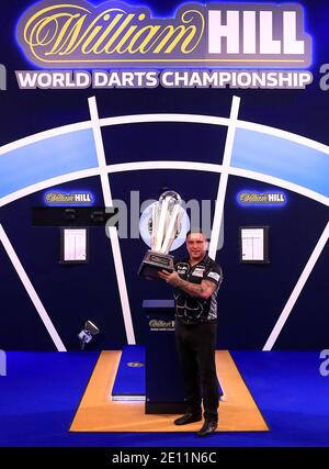 Gerwyn Price pose avec le trophée après avoir remporté le William Hill World Darts Championship à Alexandra Palace, Londres. Banque D'Images
