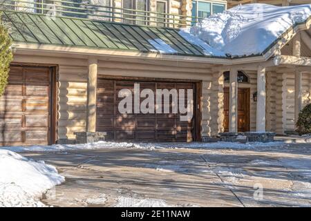 Façade d'une maison en rondins à Park City Utah avec garage à deux portes et vue sur la porte avant Banque D'Images
