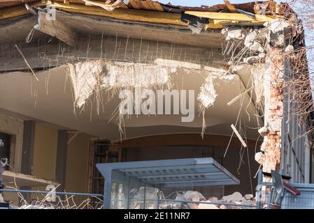 Maison en cours de démolition avec Demolition Company - Closeup House Demolition Banque D'Images