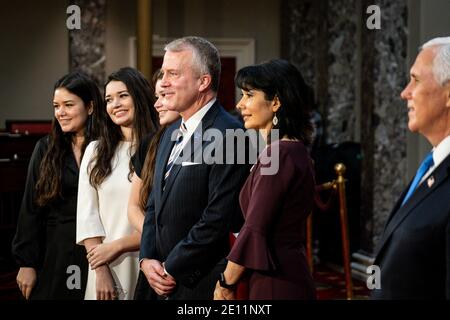 Washington, DC. 3 janvier 2021. Le vice-président des États-Unis Mike Pence pose une photo avec le sénateur américain Dan Sullivan (républicain de l'Alaska) et sa famille lors d'une cérémonie de prestation de serment simulée dans l'ancienne salle du Sénat sur Capitol Hill le 3 janvier 2021 à Washington, DC. Credit: Pete Marovich/Pool via CNP | usage dans le monde crédit: dpa/Alay Live News Banque D'Images