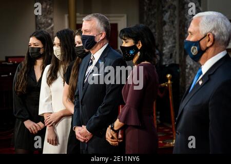 Washington, DC. 3 janvier 2021. Le vice-président des États-Unis Mike Pence pose une photo avec le sénateur américain Dan Sullivan (républicain de l'Alaska) et sa famille lors d'une cérémonie de prestation de serment simulée dans l'ancienne salle du Sénat sur Capitol Hill le 3 janvier 2021 à Washington, DC. Credit: Pete Marovich/Pool via CNP | usage dans le monde crédit: dpa/Alay Live News Banque D'Images