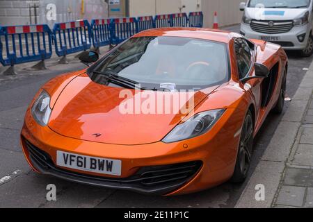 Une McLaren MP4-12c orange garée dans les rues de Mayfair avec un bon de stationnement sur le pare-brise. Londres Banque D'Images
