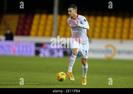 Le défenseur portugais de Milan, Diogo Dalot, contrôle le ballon pendant le Série UN match de football Benevento vs AC Milan Banque D'Images