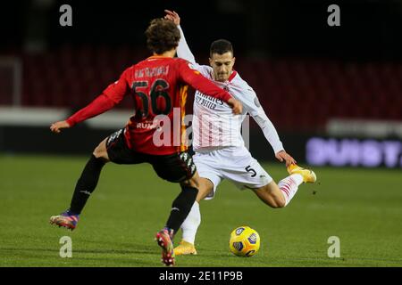 Le défenseur portugais de Milan, Diogo Dalot, défie le ballon avec Le défenseur finlandais de Benevento, Perparim Hetemaj, lors de la série A football Match Benevento contre AC Milan Banque D'Images