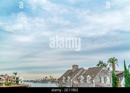 Ciel bleu et nuages bouffis sur le pittoresque quartier riverain de Long Beach Banque D'Images