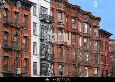 Vieux New York appartements bâtiments avec cornice de toit richement orné et échelle d'évacuation d'incendie extérieure Banque D'Images