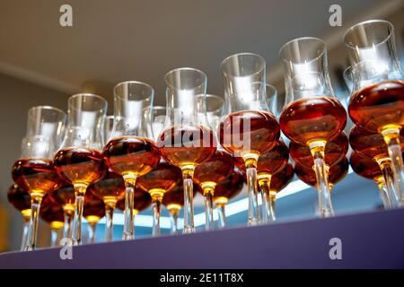 Beaucoup de verres avec cognac. Banque D'Images