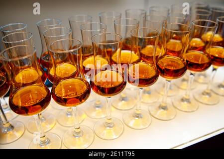 Beaucoup de verres avec cognac. Banque D'Images