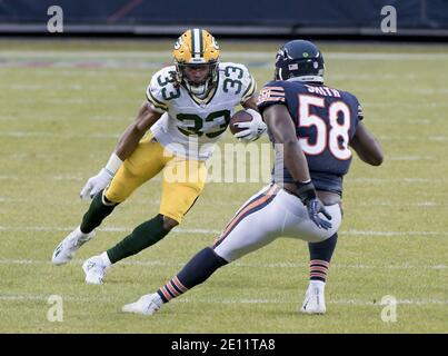 Chicago, États-Unis. 03ème janvier 2021. Green Bay Packers en cours de retour Aaron Jones (33) travaille pour éviter les ours de Chicago à l'intérieur de linebacker Roquan Smith (58) premier trimestre à Soldier Field à Chicago le dimanche 3 janvier 2021. Photo par Mark Black/UPI crédit: UPI/Alay Live News Banque D'Images