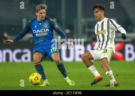 TURIN, ITALIE - JANVIER 3: Jens Stryger Larsen d'Udinese, Paulo Dybala de Juventus pendant la série UN match entre Juventus FC et Udinese Calcio à Banque D'Images
