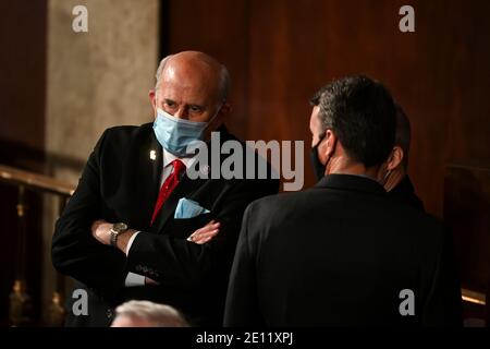 Washington, États-Unis. 03ème janvier 2021. Washington, DC - janvier 03: La Représentante Louie Gohmert (R-Text.) parle avec d'autres le jour d'ouverture du 117e Congrès au Capitole des États-Unis à Washington, DC, le 03 janvier 2021. (Photo par Bill O'Leary/Pool/Sipa USA) crédit: SIPA USA/Alay Live News Banque D'Images