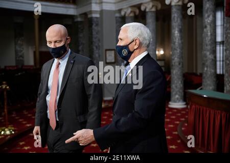 Washington, États-Unis. 03ème janvier 2021. Le vice-président Mike Pence, rejoint à gauche par le chef d'état-major Marc Short, termine une cérémonie d'assermentation pour les sénateurs dans l'ancienne salle du Sénat au Capitole à Washington, le dimanche 3 janvier 2021. (Photo de J. Scott Applewhite/Pool/Sipa USA) crédit: SIPA USA/Alay Live News Banque D'Images