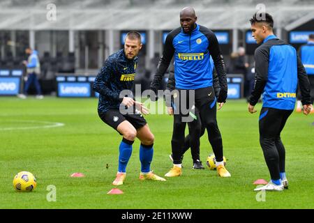 Milan, Italie. 3 janvier 2021. Milan Skriniar (37), Romelu Lukaku (9) et Lautaro Martinez (10) du FC Internazionale vu pendant la série A TIM match entre le FC Internazionale et le FC Crotone au San Siro à Milan. (Crédit photo : Gonzales photo/Alamy Live News Banque D'Images