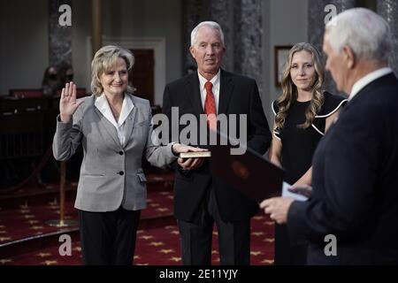 Washington, États-Unis. 03ème janvier 2021. La sénatrice Cindy Hyde-Smith, R-Més., accompagnée de son mari Mike Smith et de sa fille Anna-Michael Smith, se présente sous le serment du vice-président Mike Pence lors d'une cérémonie de reconstitution dans l'ancienne salle du Sénat au Capitole à Washington, DC, le dimanche 3 janvier 2021. Photo de piscine par J. Scott Applewhite/UPI crédit: UPI/Alay Live News Banque D'Images