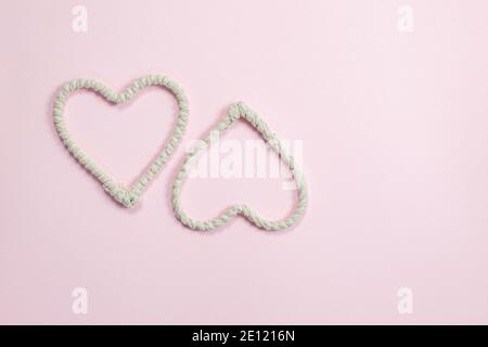 Coeurs en corde sur fond rose. Arrière-plan de la Saint-Valentin. Concept de la Saint-Valentin. Chaise longue plate, vue de dessus, espace de photocopie. Banque D'Images