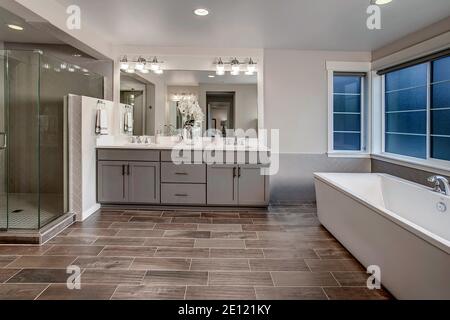 Salle de bains principale dans la maison de luxe Banque D'Images