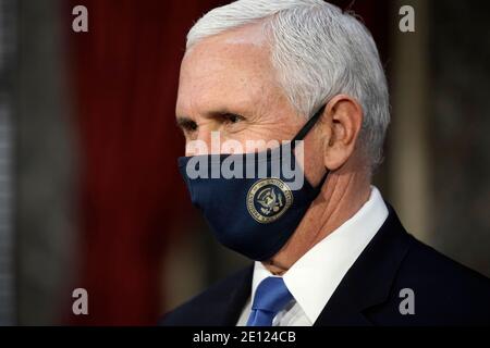 Washington, États-Unis d'Amérique. 03ème janvier 2021. Le vice-président des États-Unis, Mike Pence, termine une cérémonie d'assermentation pour les sénateurs dans l'ancienne salle du Sénat au Capitole des États-Unis à Washington, le dimanche 3 janvier 2021. Credit: J. Scott Applewhite/Pool via CNP | usage dans le monde crédit: dpa/Alay Live News Banque D'Images