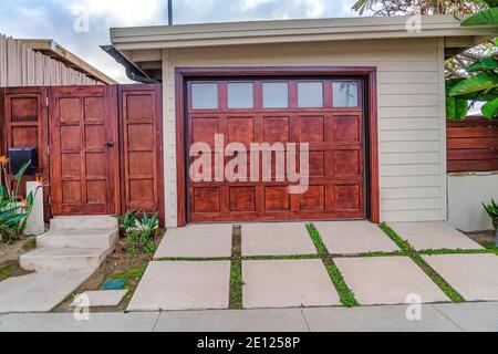 Maison à San Diego Californie avec porte de garage à panneaux de verre à côté d'une porte en bois Banque D'Images