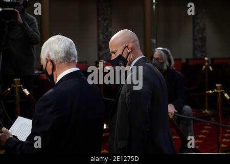 Le vice-président des États-Unis, Mike Pence, rejoint à droite par Marc Short, adjoint du président et chef de cabinet du vice-président, termine une cérémonie d'assermentation pour les sénateurs dans l'ancienne salle du Sénat au Capitole à Washington, le dimanche 3 janvier 2021. Crédit : J. Scott Applewhite/Pool via CNP | utilisation dans le monde entier Banque D'Images
