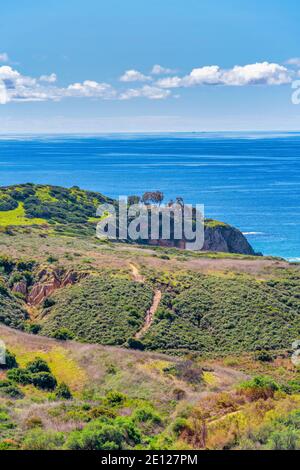 Vue aérienne sur la montagne avec sentier donnant sur la mer à Laguna Plage Californie Banque D'Images