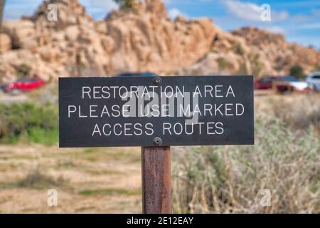 Zone de restauration signe du désert agaisnt paysage à Joshua Tree National Stationnement Banque D'Images