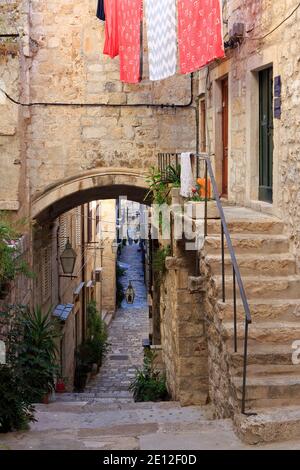 Séchage de linge dans l'une des nombreuses rues étroites de la vieille ville médiévale de Dubrovnik, Croatie Banque D'Images