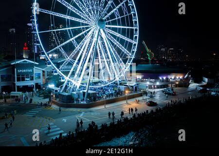 MIAMI, FL, USA - 1er JANVIER 2020: Panorama aérien de nuit Miami Skyviews la roue de ferris à Bayside Marketplace réflexion dans l'eau Banque D'Images