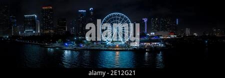 MIAMI, FL, USA - 1er JANVIER 2020: Panorama aérien de nuit Miami Skyviews la roue de ferris à Bayside Marketplace réflexion dans l'eau Banque D'Images