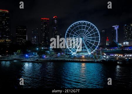 MIAMI, FL, USA - 1er JANVIER 2020: Panorama aérien de nuit Miami Skyviews la roue de ferris à Bayside Marketplace réflexion dans l'eau Banque D'Images