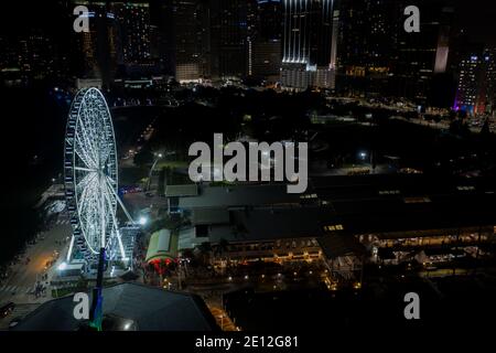 MIAMI, FL, USA - 1er JANVIER 2020: Panorama aérien de nuit Miami Skyviews la roue de ferris à Bayside Marketplace réflexion dans l'eau Banque D'Images