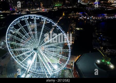 MIAMI, FL, USA - 1er JANVIER 2020: Panorama aérien de nuit Miami Skyviews la roue de ferris à Bayside Marketplace réflexion dans l'eau Banque D'Images