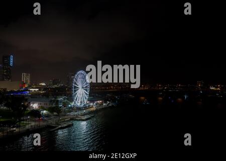 Panorama aérien de nuit Miami Skyviews Ferris Wheel à Bayside Marketplace réflexion dans l'eau Banque D'Images