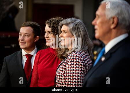 Le vice-président Mike Pence pose une photo avec le sénateur américain Joni Ernst (républicain de l'Iowa) et sa famille lors d'une cérémonie de prestation de serment simulée dans l'ancienne salle du Sénat sur Capitol Hill le 3 janvier 2021 à Washington, DC. Crédit: Pete Marovich/Pool via CNP/MediaPunch Banque D'Images