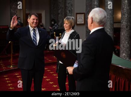 Le sénateur américain Mike Rounds (républicain du Dakota du Sud), participe à une simulation de prestation de serment pour le 117e Congrès avec le vice-président Mike Pence, alors que son épouse Jean Rounds tient une bible, dans les chambres de l'ancien Sénat du Capitole des États-Unis à Washington, DC, le dimanche 3 janvier 2021. Crédit: Kevin Dietsch/Pool via CNP/MediaPunch Banque D'Images