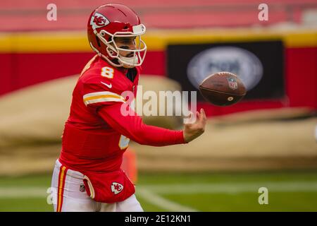 Kansas City, États-Unis. 03ème janvier 2021. Le quarterback des chefs de Kansas City Matt Moore (8) se réchauffe avant le match contre les Chargers de Los Angeles au stade Arrowhead à Kansas City le dimanche 03 janvier 2021. Photo de Kyle Rivas/UPI crédit: UPI/Alay Live News Banque D'Images