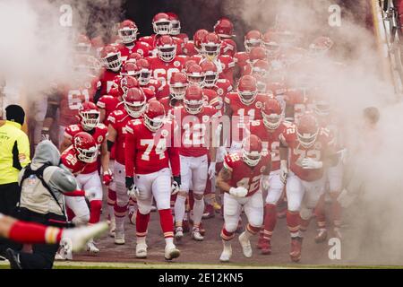 Kansas City, États-Unis. 03ème janvier 2021. Les chefs de Kansas City prennent le terrain avant le match contre les Los Angeles Chargers au stade Arrowhead à Kansas City le dimanche 03 janvier 2021. Photo de Kyle Rivas/UPI crédit: UPI/Alay Live News Banque D'Images