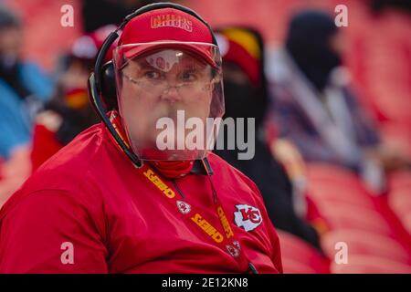 Kansas City, États-Unis. 03ème janvier 2021. Un fan des Kansas City Chiefs imite Andy Reid, entraîneur-chef des Kansas City Chiefs, lors du match contre les Los Angeles Chargers au stade Arrowhead à Kansas City, le dimanche 03 janvier 2021. Photo de Kyle Rivas/UPI crédit: UPI/Alay Live News Banque D'Images