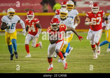 Kansas City, États-Unis. 03ème janvier 2021. Byron Pringle (13), grand receveur de Kansas City Chiefs, descend le champ contre les Chargers de Los Angeles au stade Arrowhead à Kansas City le dimanche 03 janvier 2021. Photo de Kyle Rivas/UPI crédit: UPI/Alay Live News Banque D'Images