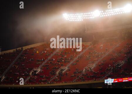 Kansas City, États-Unis. 03ème janvier 2021. Le brouillard se prépare alors que les chefs de Kansas City prennent les Los Angeles Chargers au stade Arrowhead à Kansas City le dimanche 03 janvier 2021. Photo de Kyle Rivas/UPI crédit: UPI/Alay Live News Banque D'Images