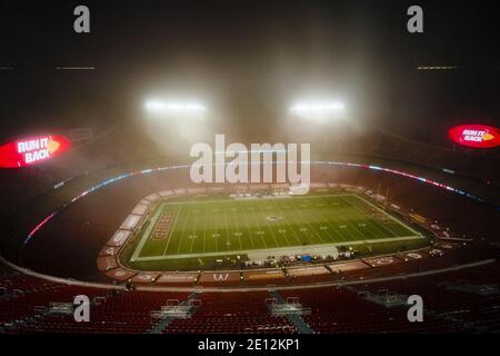 Kansas City, États-Unis. 03ème janvier 2021. Le brouillard se prépare alors que les chefs de Kansas City prennent les Los Angeles Chargers au stade Arrowhead à Kansas City le dimanche 03 janvier 2021. Photo de Kyle Rivas/UPI crédit: UPI/Alay Live News Banque D'Images