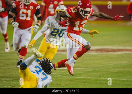 Kansas City, États-Unis. 03ème janvier 2021. Byron Pringle, grand receveur de Kansas City Chiefs (13), évite la tentative d'attaque du cornerback des Chargers de Los Angeles Tevaughn Campbell (37) au stade Arrowhead à Kansas City le dimanche 03 janvier 2021. Photo de Kyle Rivas/UPI crédit: UPI/Alay Live News Banque D'Images